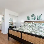 Waikiki Banyan W-Ocean Views With Free Parking!