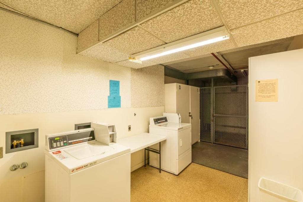 Waikiki Banyan W-ocean Views With Free Parking! Honolulu