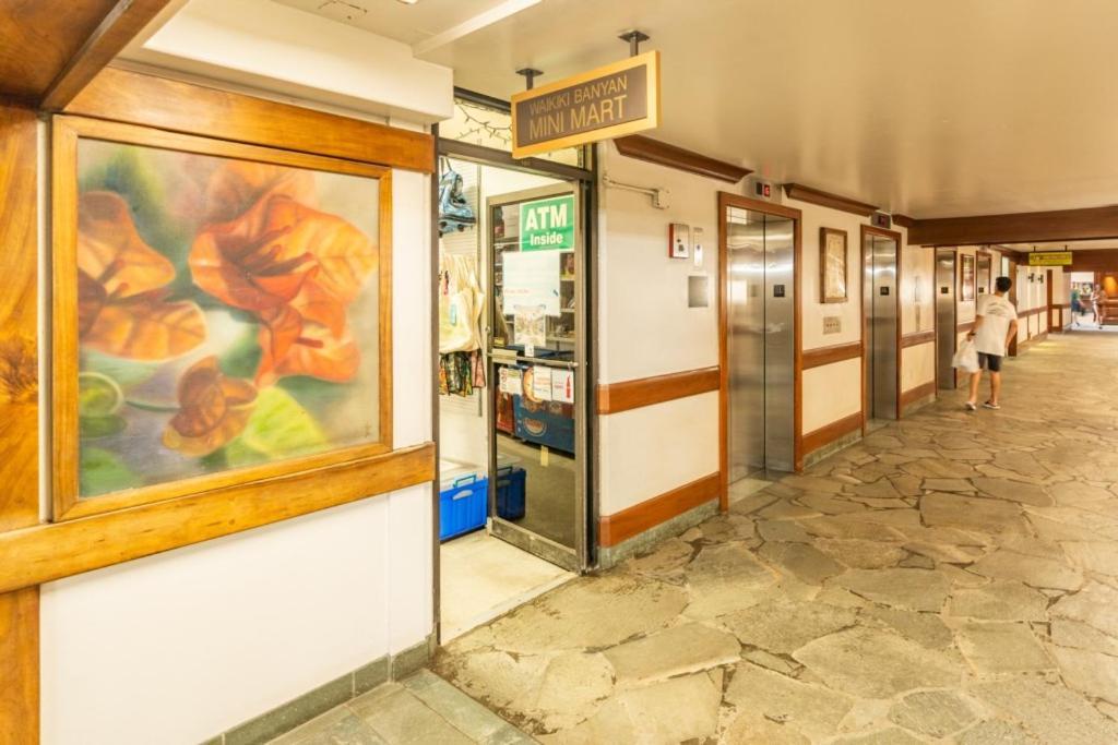 Waikiki Banyan W-ocean Views With Free Parking! Apartamento