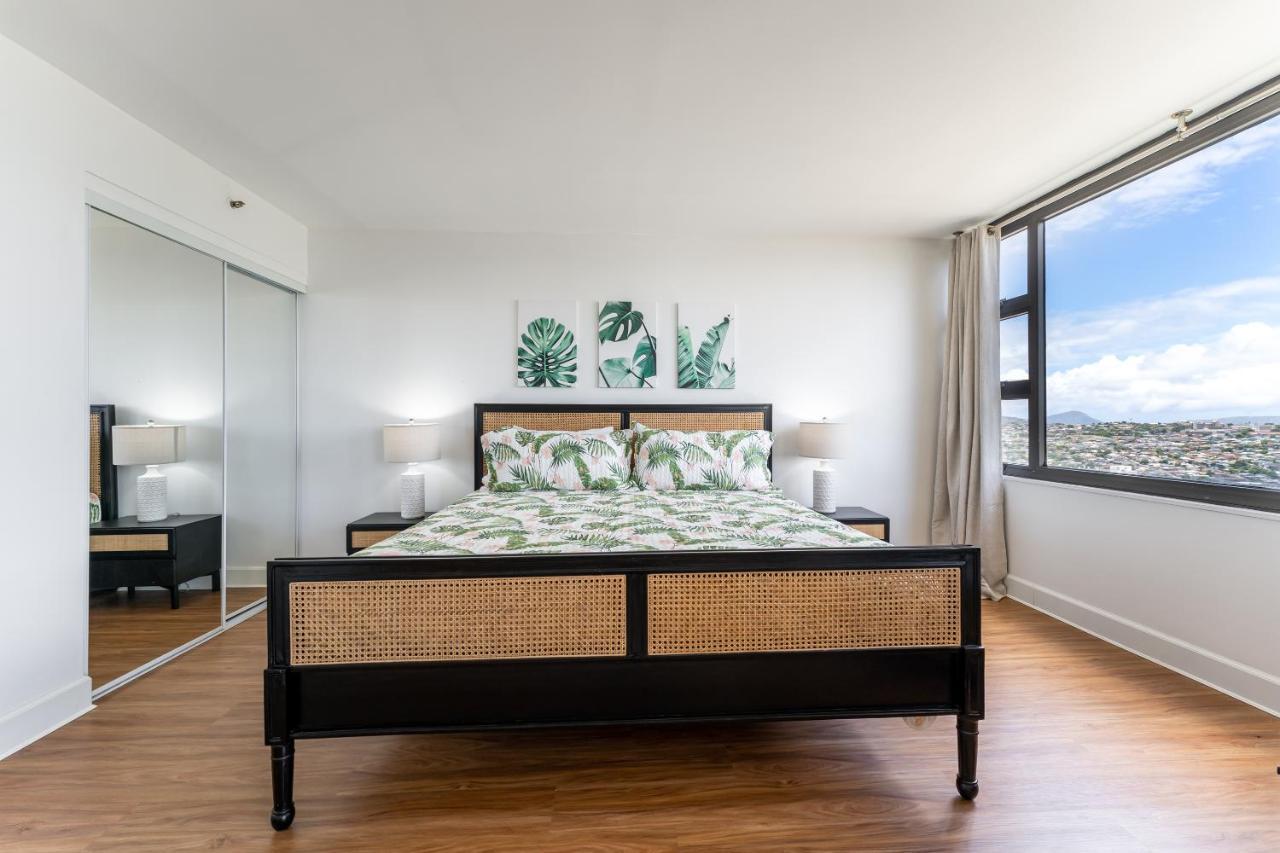 Waikiki Banyan W-ocean Views With Free Parking! Apartamento
